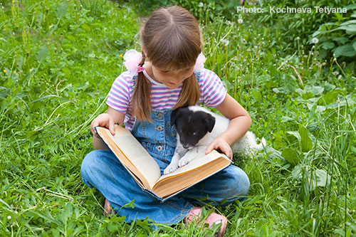 girlreadingtodog2
