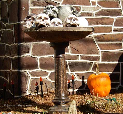 hallo16-birdbathskulls2